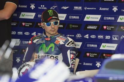 Jorge Lorenzo, en su box, justo antes de la sesi&oacute;n de clasificaci&oacute;n.
 