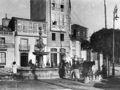 Aguadoras en la antigua fuente de la Senra, en Santiago, en el año 1917.