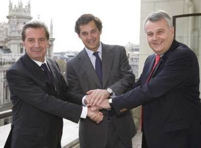 Los presidentes de Enel, F. Conti, Acciona, J.M. Entrecanales, y E.ON, W. Bernotat, sellan la paz en Endesa.