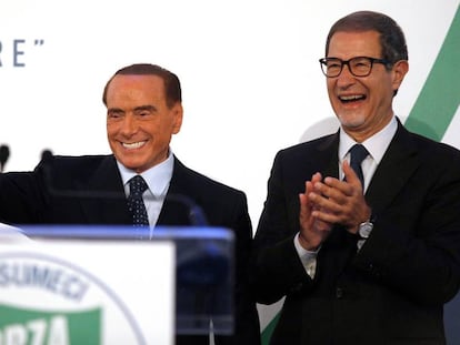 Silvio Berlusconi (Forza Italia), con el candidato de la coalici&oacute;n de centroderecha en Sicilia, Nello Musumeci. 