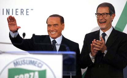 Silvio Berlusconi (Forza Italia), con el candidato de la coalici&oacute;n de centroderecha en Sicilia, Nello Musumeci. 