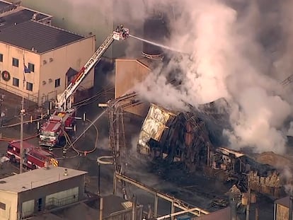 Bomberos intentan controlar en incendio en la planta Carus Chemical en La Salle, Illinois, el 11 de enero 2023