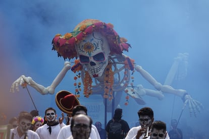 Catrinas y carros alegóricos recorrieron las principales avenidas del centro de Ciudad de México durante el Gran Desfile de Día de Muertos.