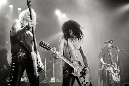 En la primavera de 1988 se embarcaron en una gira como teloneros de Iron Maiden. Solo cumplieron la mitad de las fechas. El punto de inflexión fue el 9 de junio en Irvine (California), cuando Axl se negó a salir del hotel y cantar debido "a problemas en las cuerdas vocales". El resto de los recitales fueron cancelados. Aún así, esa noche, el grupo tocó sin él 'It's so easy' y una versión de The Angels antes de que Slash y Duff se enfrentaran a la realidad de que así no podían seguir.