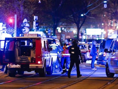 Policiais chegam em sinagoga em Viena após um dos atentados a tiros, nesta segunda-feira.