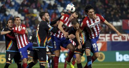 Godín y Savic tratan de despejar ante el rayista Quini.