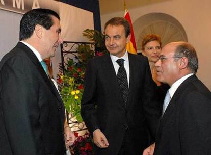 Martín Torrijos, presidente de Panamá, conversa con Rodríguez Zapatero y con Gerardo Díaz Ferrán, de la CEOE.