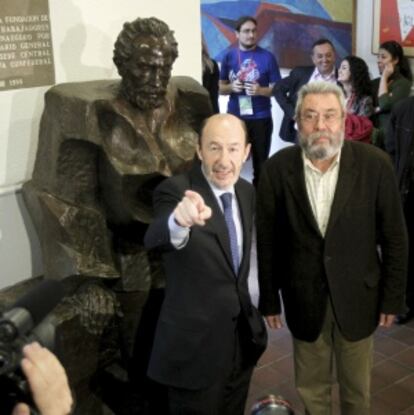 Méndez y Rubalcaba en la sede de UGT, junto a un busto de Pablo Iglesias, el pasado 14 de noviembre.