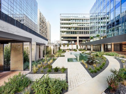 Plazas internas del edificio Skylight.