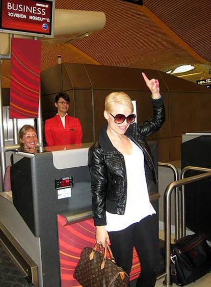 Soraya en el aeropuerto de Barajas, antes de partir hacia Moscú para participar en Eurovisión