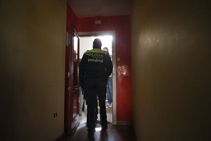 Un policía municipal abandona la vivienda tras la negociación de la comisión judicial con los propietarios.