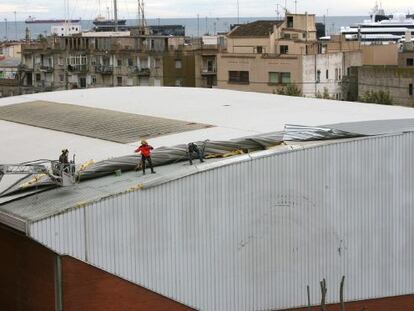 Los bomberos aseguran la cobertura del Pavellón del Serrallo de Tarragona.