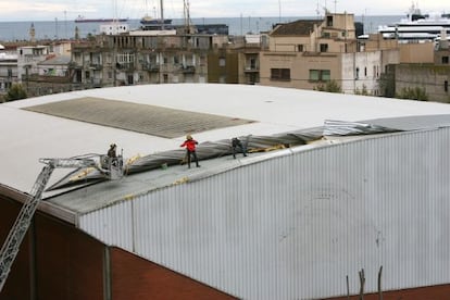 Els bombers asseguren la coberta del Pavelló del Serrallo de Tarragona.