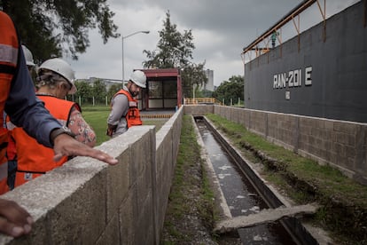 El equipo técnoco de Firiob frente al canal de la planta donde en 2021 perdió la vida un trabajador.