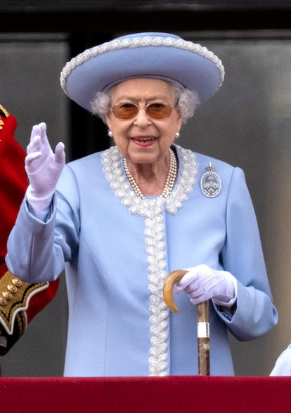La reina Isabel II siempre ha tenido un estilo muy definido, protagonizado por los trajes coloridos y lujosos broches y piezas de joyería, una línea que ha mantenido durante las celebraciones del Jubileo de Platino. En el desfile militar Trooping the Color que inauguraba la jornada de festejos, la monarca aparecía en el balcón del palacio de Buckingham con un traje azul claro, a juego el sombrero.
