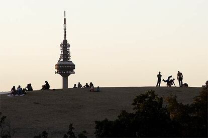 21.29. Atardecer en el parque de <b>las Tetas</b>, en Vallecas. Al fondo, el <i>Pirulí</i> surge solitario en el horizonte.