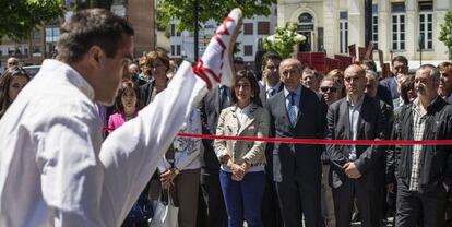 Las autoridades presentes en la inauguración de la Feria del Pescado de Bermeo asisten este viernes al baile del 'aurresku'. 