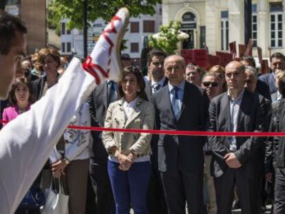 Las autoridades presentes en la inauguración de la Feria del Pescado de Bermeo asisten este viernes al baile del 'aurresku'. 