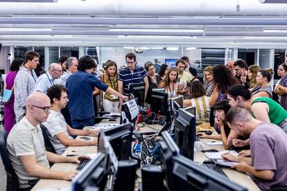 Un grupo de suscriptores en la redacción de EL PAÍS durante la noche electoral del 23 de julio de 2023.