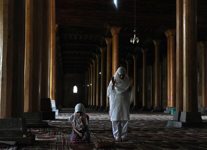 Una mujer y una niña rezan en la mezquita de Jamia, durante el mes de Ramadán, el mes de ayuno y retiro de los musulmanes.