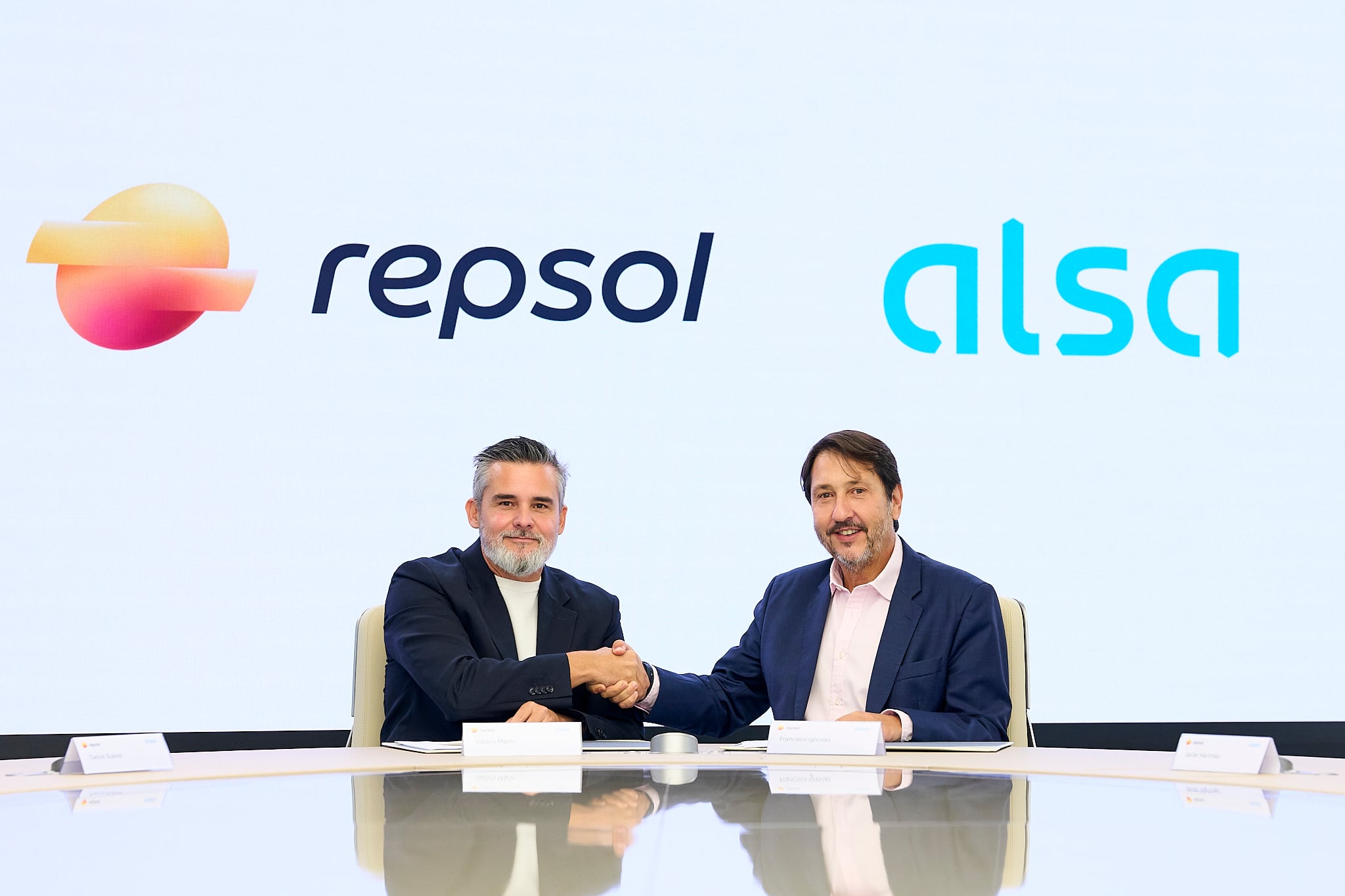 El Director General de Cliente de Repsol, Valero Marín, y el CEO de Alsa, Francisco Iglesias, en el acto de firma del acuerdo.