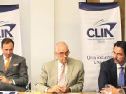 Massimo Brancaleoni, director general de Costa Cruceros, junto a los directivos de CLIA Espa&ntilde;a, Emiliano Gonz&aacute;lez y Alfredo Serrano.