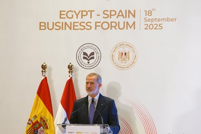 El rey, Felipe VI, durante un desayuno de trabajo con empresarios egipcios y españoles el 18 de septiembre de 2025 en El Cairo.