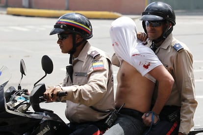 Miembros de la policía Nacional de Venezuela arrestan un manifestante durante los disturbios que se han producido hoy 6 de abril 2014 en Caracas, pidiendo la renuncia del gobierno de Maduro.