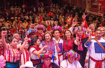 Xóchitl Gálvez reunida con personas indígenas en San Cristóbal de las Casas (Chiapas), el 10 de noviembre.