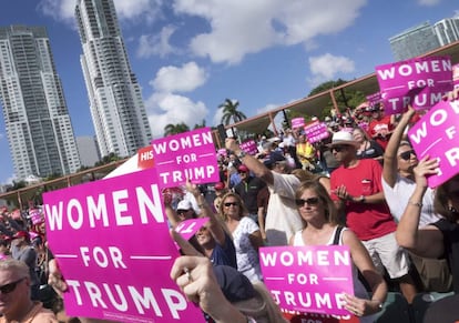 Seguidoras de Donald Trump, en un mitin en Miami el 2 de noviembre. 