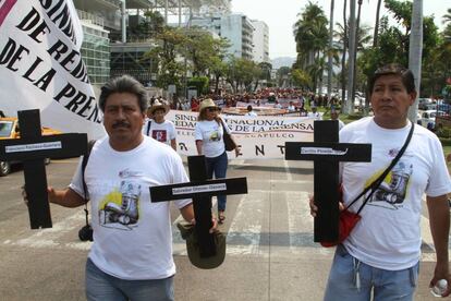 Protesta contra los asesinatos de periodistas en Acapulco, este lunes.