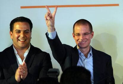 Ricardo Anaya (derecha) celebra los resultados.