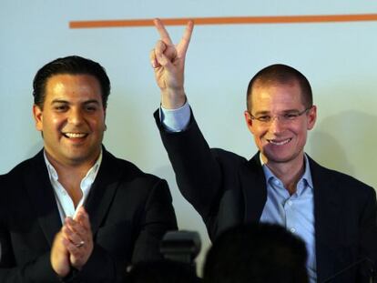 Ricardo Anaya (derecha) celebra los resultados.