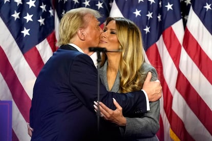 Donald Trump besa a su esposa Melania durante su comparecencia en Palm Beach, Florida. 