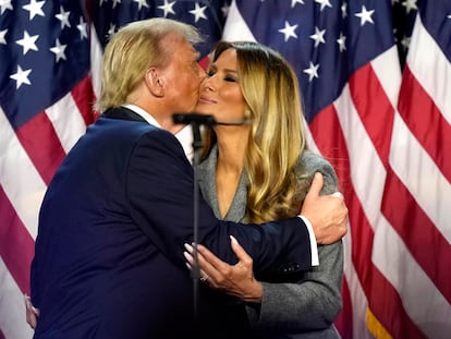 Elecciones EEUU: Donald Trump consuma su revancha cuatro años después 1 Republican presidential nominee former President Donald Trump, left, kisses Melania Trump at an election night watch party, Wednesday, Nov. 6, 2024, in West Palm Beach, Fla. (AP Photo/Alex Brandon)