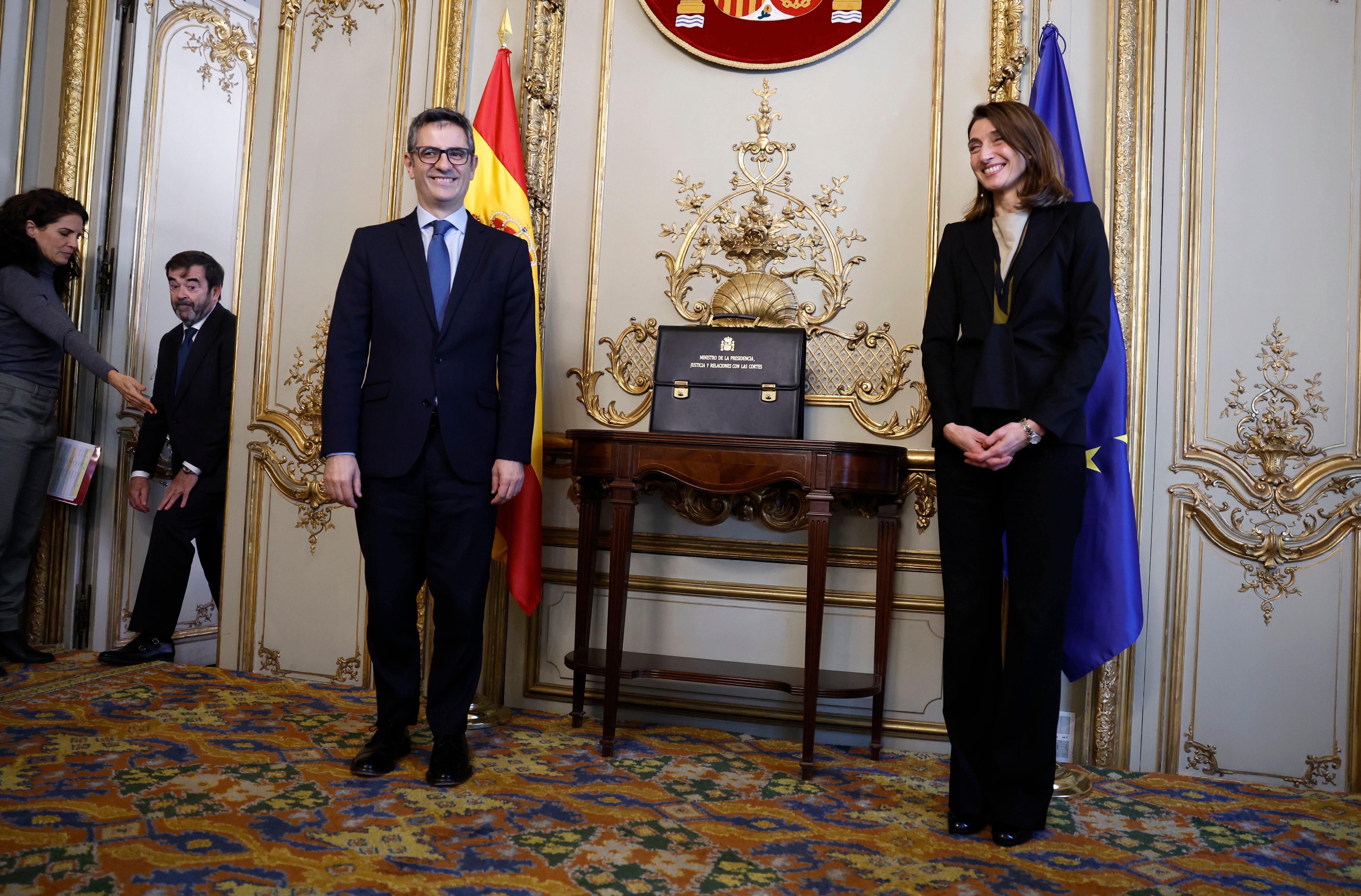 La hasta ahora ministra de Justicia, Pilar Llop, traspasa la cartera de Justicia al hasta ahora ministro de la Presidencia, Relaciones con las Cortes y Memoria Democrática, Félix Bolaños, en la sede del Ministerio de Justicia. A la izquierda, el presidente del Consejo General del Poder Judicial, Vicente Guilarte.