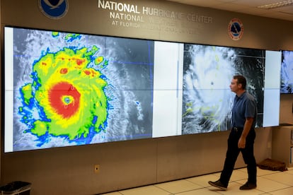 John Cangialosi, especialista principal en huracanes del Centro Nacional de Huracanes, inspecciona una imagen satelital del huracán Beryl.