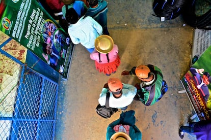 Una larga cola de agricultores aguarda a las puertas del pabellón deportivo de Padcaya, un municipio de algo menos de 20.000 habitantes en el departamento de Tarija, al sur del Bolivia. Esperan para adquirir tecnología agrícola dentro del Programa de Apoyos Directos para la Creación de Iniciativas Agroalimentarias (Criar II) implementado por el Gobierno boliviano con financiación y asesoramiento técnico del Banco Interamericano de Desarrollo (BID).
