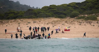 Grupo de migrantes que han conseguido llegar hasta la Playa del Cañuelo en Tarifa, el 27 de julio.