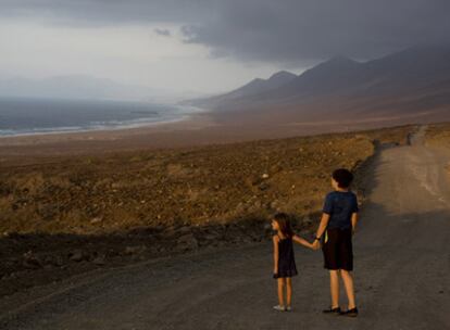 La sinuosa pista que lleva a la playa de Cofete, en Fuerteventura, tiene recompensa: 13 kilómetros de arena blanca y solitaria.