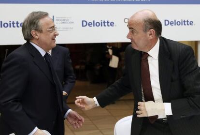 El ministro de Economía, Luis de Guindos, junto a Florentino Pérez, presidente de ACS en el encuentro organizado por la APD y Deloitte.