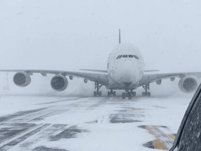 Un Airbus A380 de Singapore Airlines, desviado del aeropuerto John F. Kennedy, se muestra en la pista después de aterrizar en el aeropuerto internacional Stewart en Newburgh, Nueva York (EE UU), el 4 de enero de 2018.
