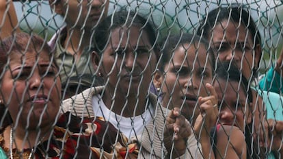 Familiares de los recluidos esperan noticias tras un motín en Venezuela en mayo. 
 