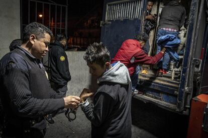 Un grupo de supuestos pandilleros es trasladado a prisión después de haber acudido a su juicio. Las bandas usan las cárceles para reclutar gente y reforzar el sentimiento de pertenencia a la organización.