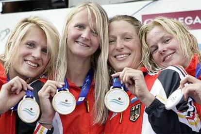 El equipo alemán del relevo de 4x100 metros estilo libre posa con sus medallas de oro tras batir el récord del mundo.