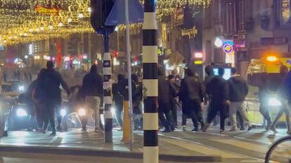 Disturbios entre hinchas de Israel y de Países Bajos cerca de la estación central de Ámsterdam este viernes, en un fotograma de un vídeo compartido en redes sociales.