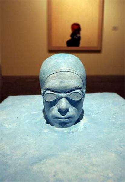 <i>¡Superficie!,</i> escayola de Alberto Peral (1993), expuesta en la muestra.