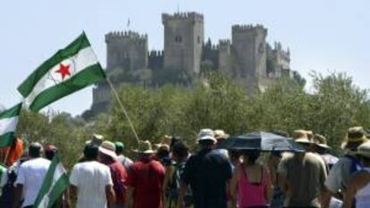 Los 300 jornaleros del Sindicato Andaluz de Trabajadores (SAT) ayer durante su marcha a pie rumbo a Córdoba. EFE/Archivo