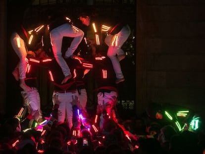 Un dels castells lumínics aixecat ahir a la plaça de Sant Jaume.