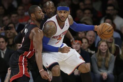 Carmelo Anthony protege el balón de Wade. 